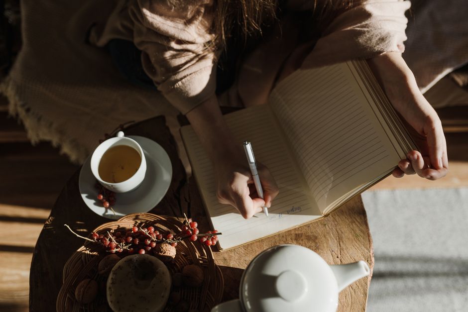 Persona practicando caligrafía con pluma como ejercicio de mindfulness y concentración