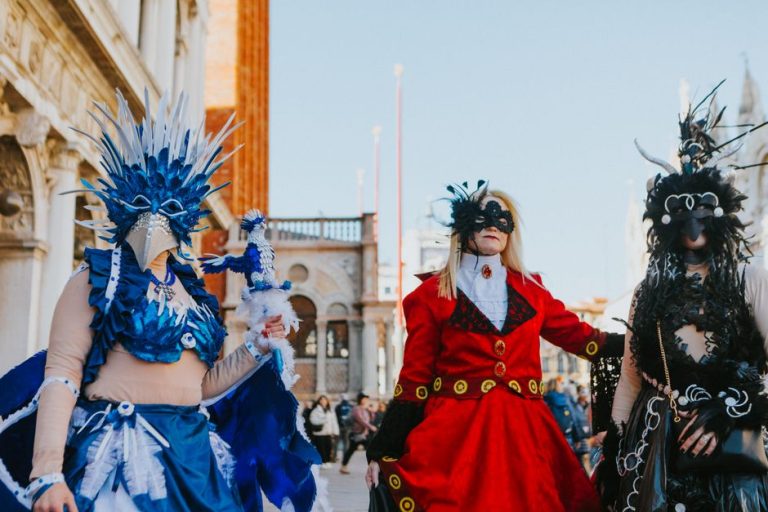 Disfraz veneciano completo con máscara artesanal dorada para el Carnaval de Santa Cruz de Tenerife