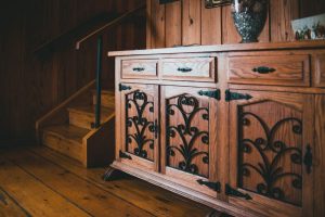 Mueble colonial canario antiguo de madera maciza con herrajes originales antes de restauración en Tenerife