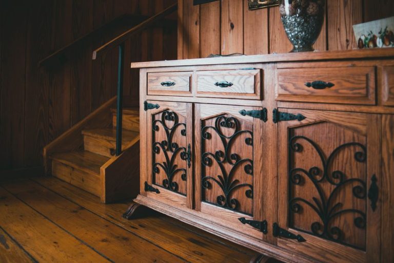 Mueble colonial canario antiguo de madera maciza con herrajes originales antes de restauración en Tenerife
