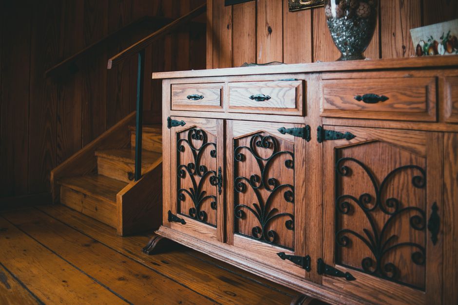 Mueble colonial canario antiguo de madera maciza con herrajes originales antes de restauración en Tenerife