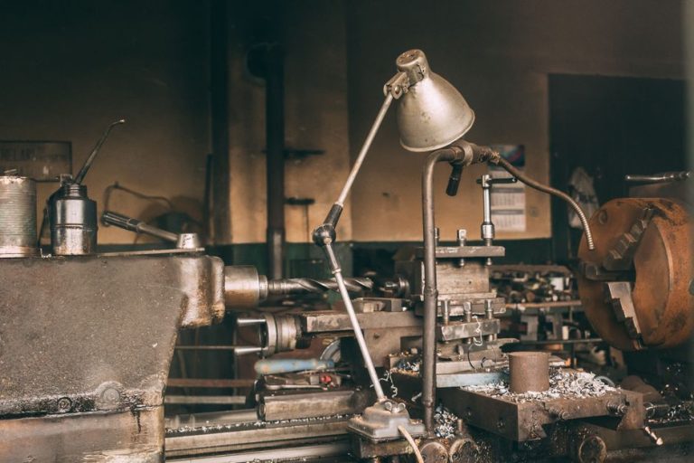 Lámpara colgante industrial vintage de hierro negro con bombilla Edison en interior de estilo loft