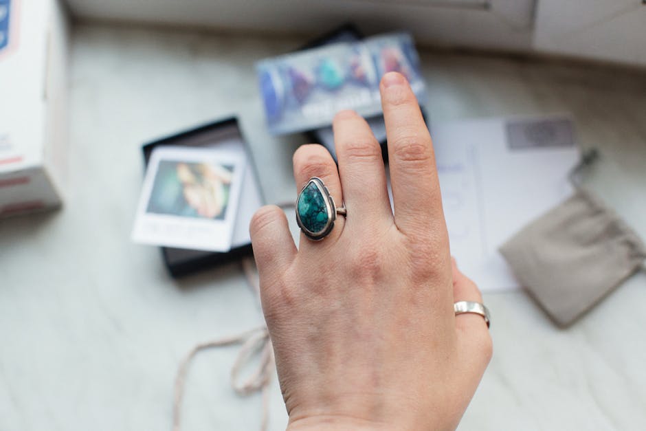 Limpieza cuidadosa de joyas vintage con paño suave y solución especializada