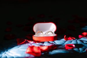 Réplica de anillo dorado con inscripciones élficas, merchandising oficial de El Señor de los Anillos