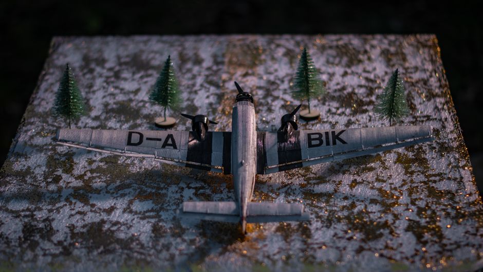 Maquetas de aviones a escala expuestas en vitrina de coleccionista