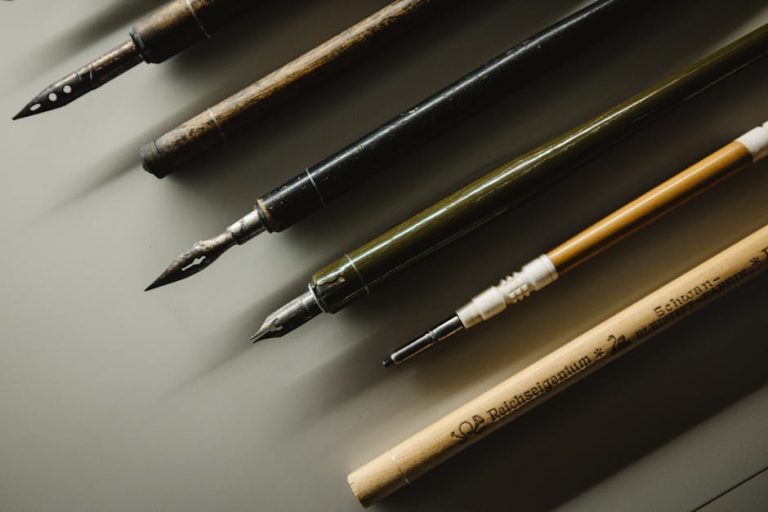 Colección de plumas estilográficas vintage sobre madera