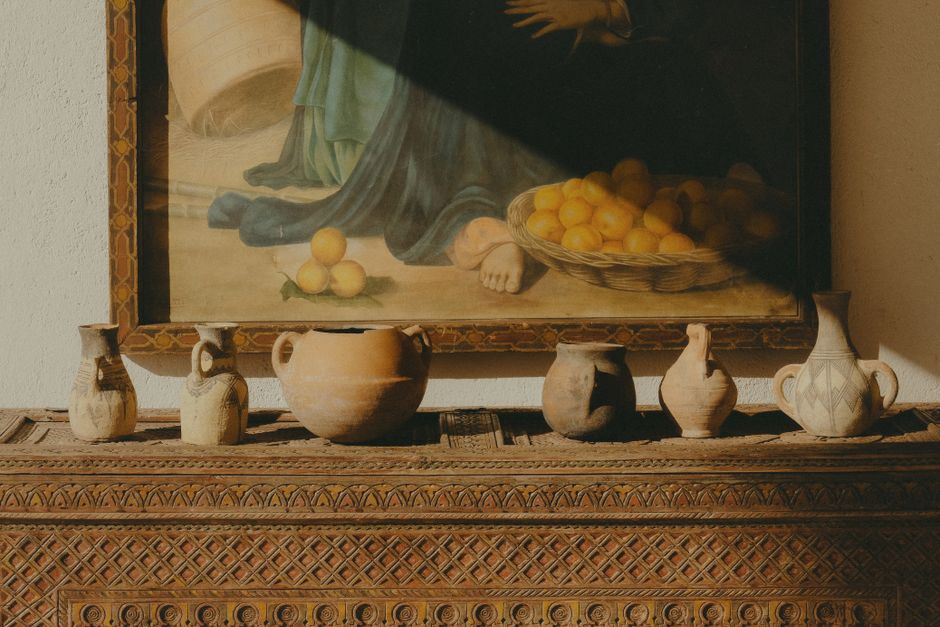Colección de vasijas marroquíes de barro y cerámica pintada artesanalmente