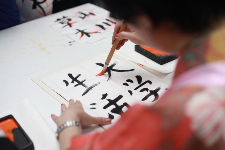 Adulto aprendiendo caligrafía con pluma y tinta en un curso de Santa Cruz de Tenerife