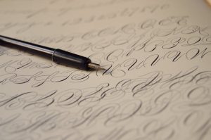 Caligrafía itálica renacentista escrita con pluma ancha y tinta sobre papel de alta calidad