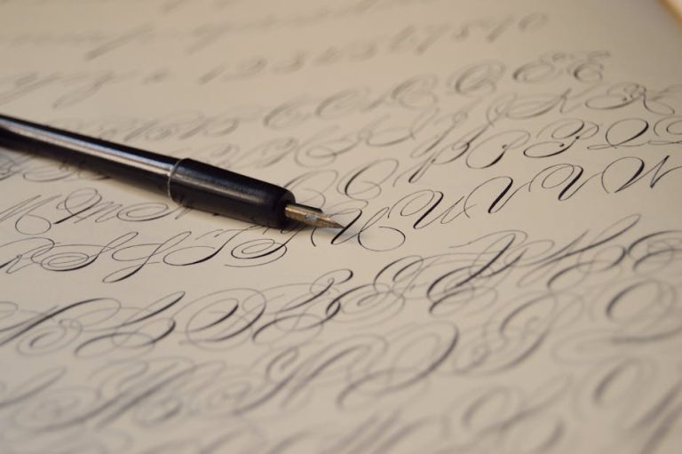 Caligrafía itálica renacentista escrita con pluma ancha y tinta sobre papel de alta calidad