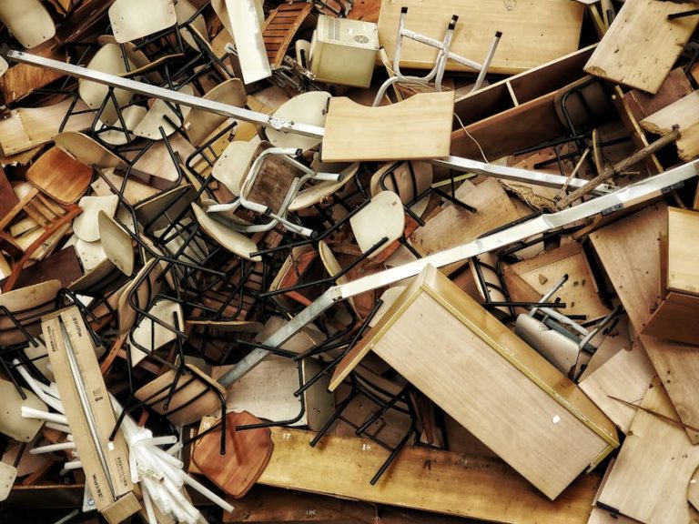 Mueble de madera tratado contra humedad y sal del clima canario por restauradores de Tenerife