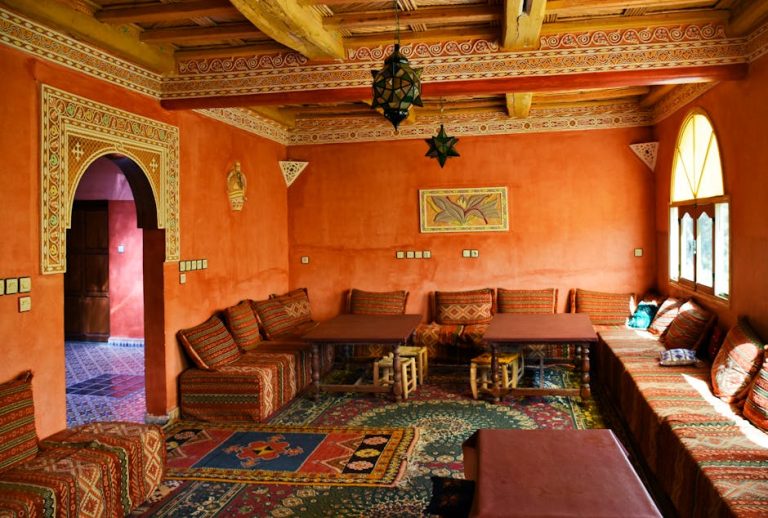 Interior de estilo boho marroquí con vasijas de cerámica, textiles y lámparas de latón
