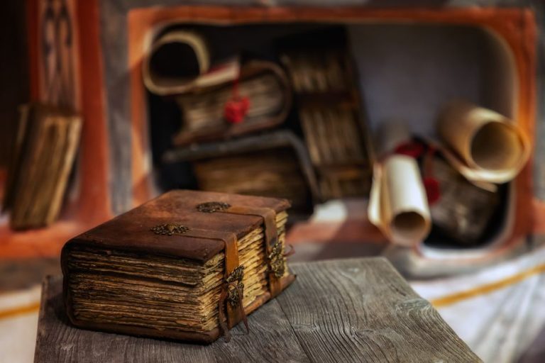 Detalle de encuadernación artesanal histórica con hilo de lino y cuadernillos cosidos