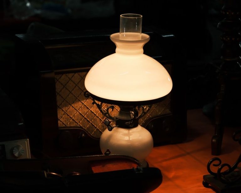 Lámpara de queroseno antigua de vidrio soplado, pieza histórica de iluminación doméstica