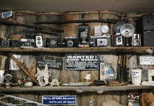 Estantería de coleccionista con merchandising vintage de cine, piezas históricas cinematográficas