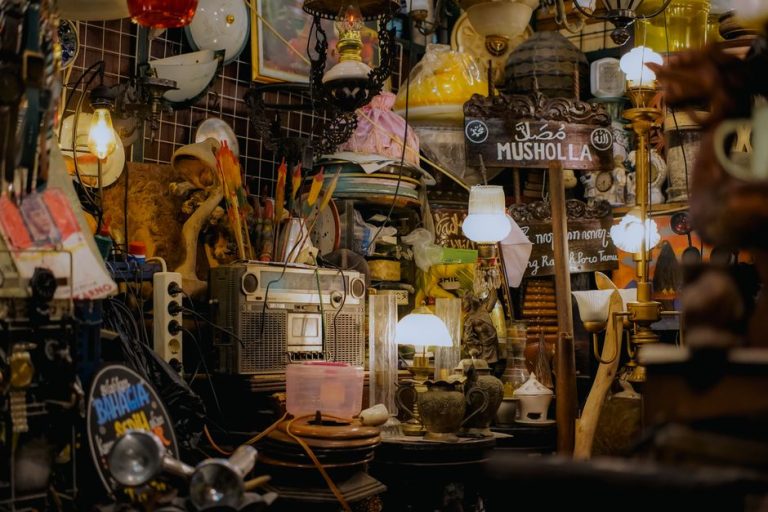 Interior de tienda vintage con selección de lámparas antiguas en Santa Cruz de Tenerife