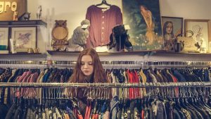 Perchero de ropa vintage francesa con tejidos naturales como alternativa sostenible al fast fashion