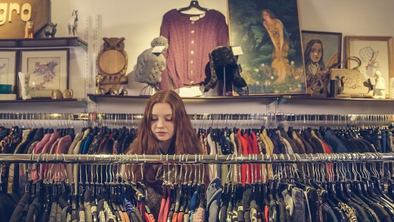 Perchero de ropa vintage francesa con tejidos naturales como alternativa sostenible al fast fashion