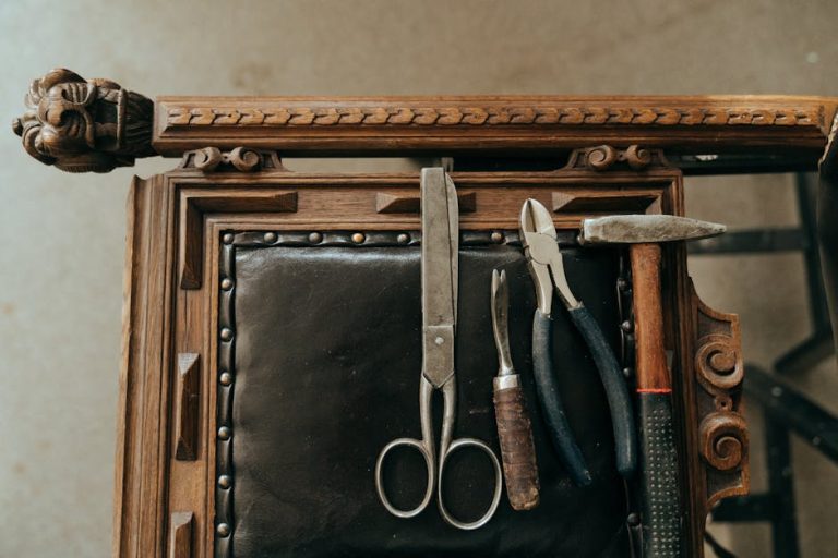 Restauración de silla antigua con retapizado y acabado de madera en taller de Segni D'Arte en Tenerife
