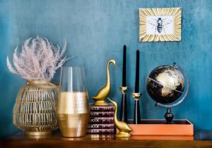 Colección de figuras decorativas tendencia 2025 sobre estantería vintage