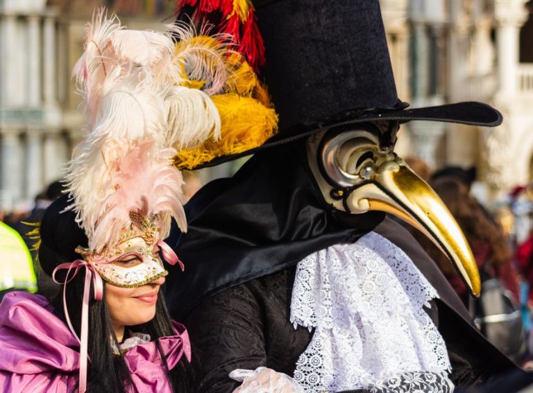 Bauta veneciana blanca con tricorno negro, la máscara más histórica del Carnaval de Venecia