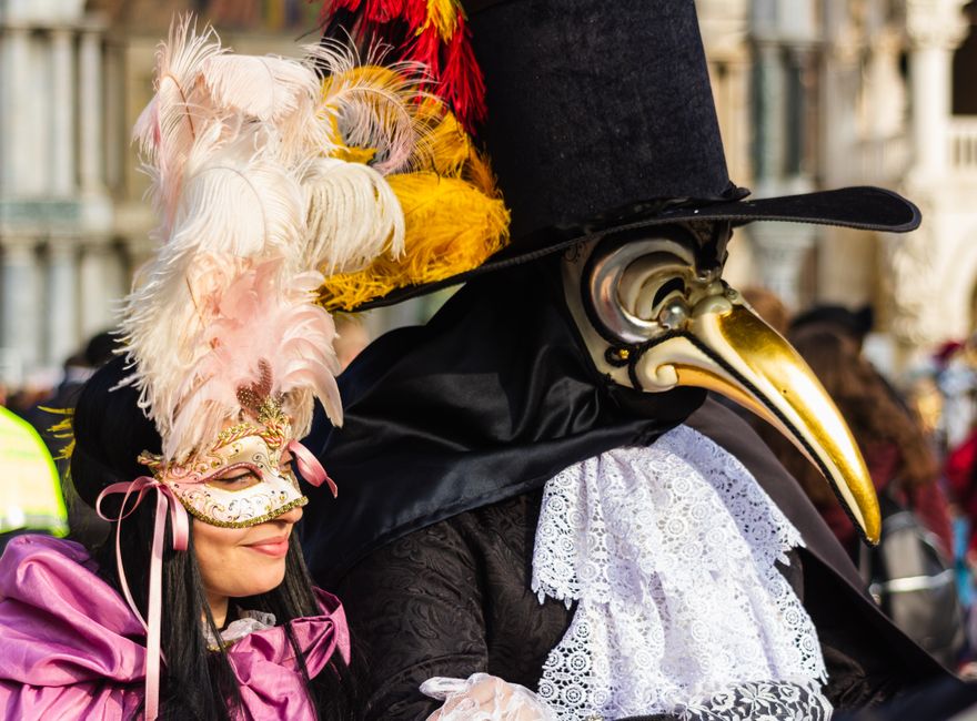 Bauta veneciana blanca con tricorno negro, la máscara más histórica del Carnaval de Venecia
