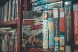 Estantería con merchandising oficial de cine, piezas de coleccionista con licencia
