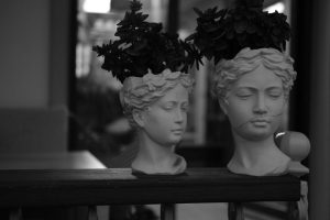 Estatua decorativa clásica sobre repisa de madera en interior vintage