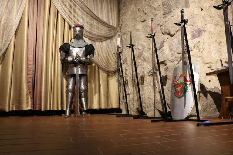 Réplica de espada sobre soporte de madera, merchandising oficial de cine para regalo