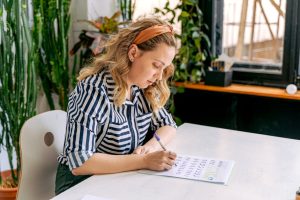 Alumno principiante practicando sus primeros trazos de caligrafía con pluma en un taller en Tenerife