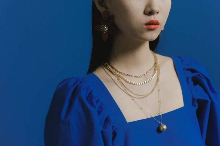 Modelo con capas de joyería retro dorada siguiendo tendencias de moda 2025