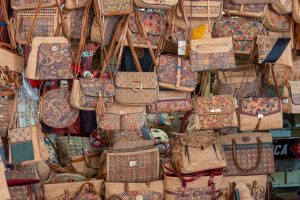 Colección de bolsos artesanales de diferentes tipos sobre fondo claro