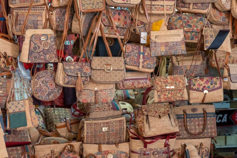 Colección de bolsos artesanales de diferentes tipos sobre fondo claro