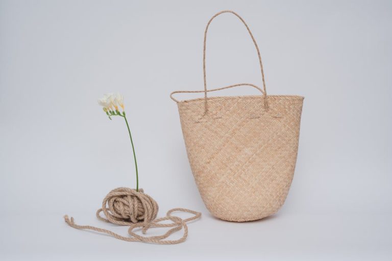Bolsos artesanales de tela y macramé sobre superficie de madera