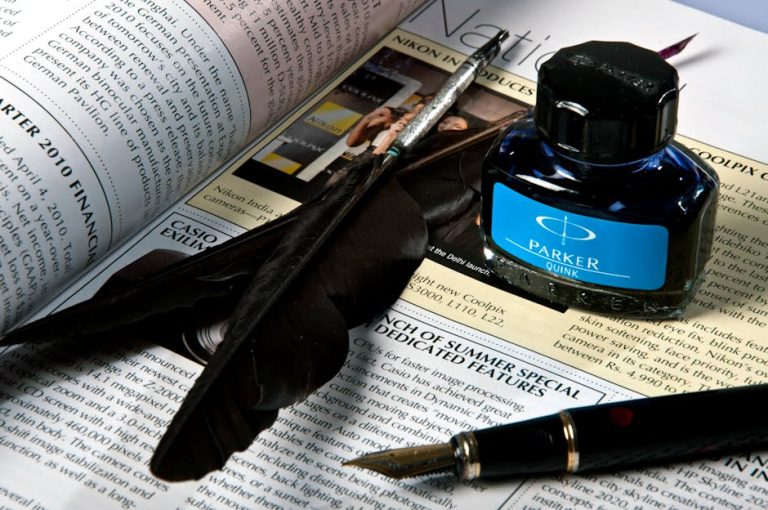 Alumno practicando caligrafía con pluma de ave y tinta en un curso de Tenerife