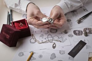 Lupa sobre joyería vintage auténtica con punzones visibles