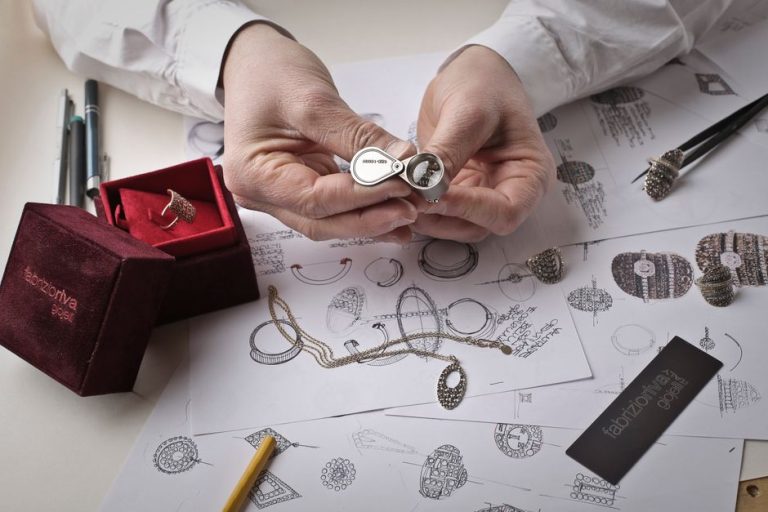Lupa sobre joyería vintage auténtica con punzones visibles