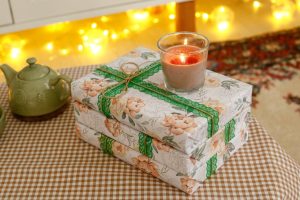 Objetos de cerámica marroquí artesanal preparados como regalo con embalaje decorativo