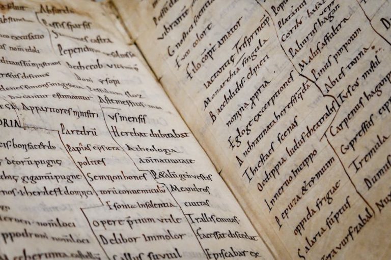 Manuscrito histórico con caligrafía medieval escrito con pluma sobre pergamino