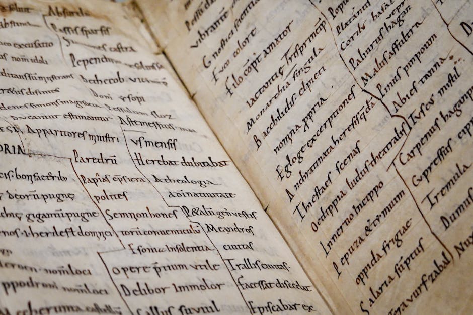 Manuscrito histórico con caligrafía medieval escrito con pluma sobre pergamino