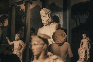 Estatua griega clásica en mármol blanco, historia de la estatuaria decorativa