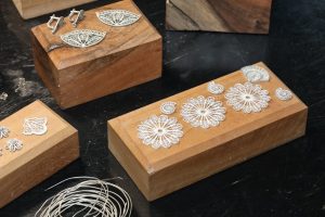 Joyería española antigua con filigrana de plata y piedras semipreciosas del siglo XIX