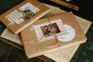 Cuaderno artesanal en miniatura envuelto en papel kraft como regalo original