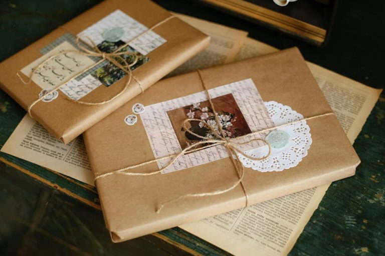 Cuaderno artesanal en miniatura envuelto en papel kraft como regalo original
