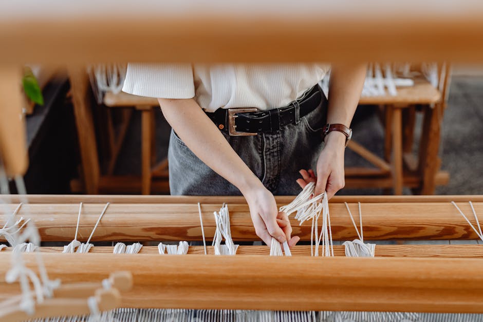 Artesano creando un bolso hecho a mano como símbolo de la moda sostenible