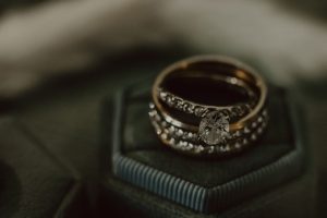 Anillo dorado con inscripciones sobre terciopelo oscuro, réplica oficial El Señor de los Anillos