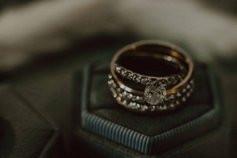 Anillo dorado con inscripciones sobre terciopelo oscuro, réplica oficial El Señor de los Anillos