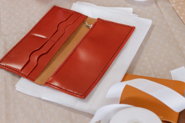 Bolso artesanal de cuero como regalo envuelto en papel de seda