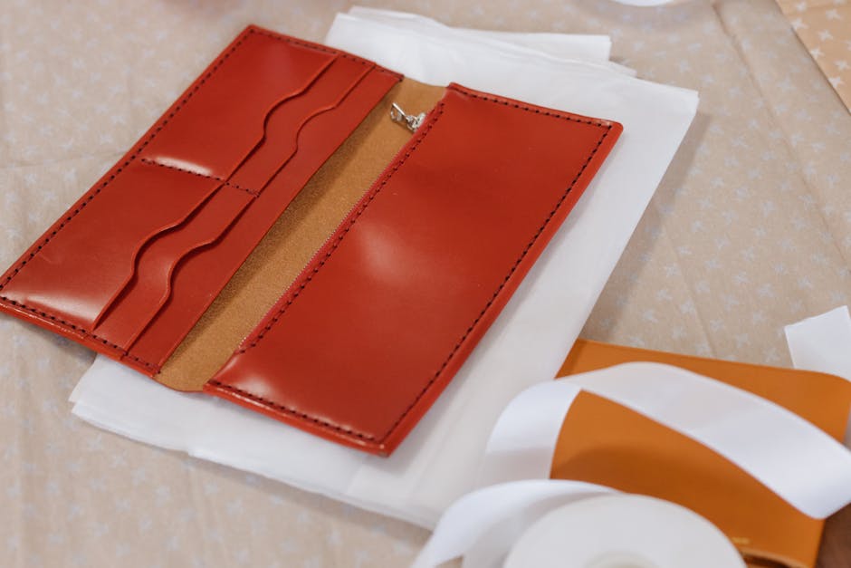 Bolso artesanal de cuero como regalo envuelto en papel de seda