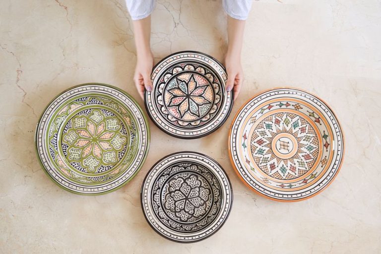 Cerámica bereber con motivos geométricos pintados a mano en azul y terracota